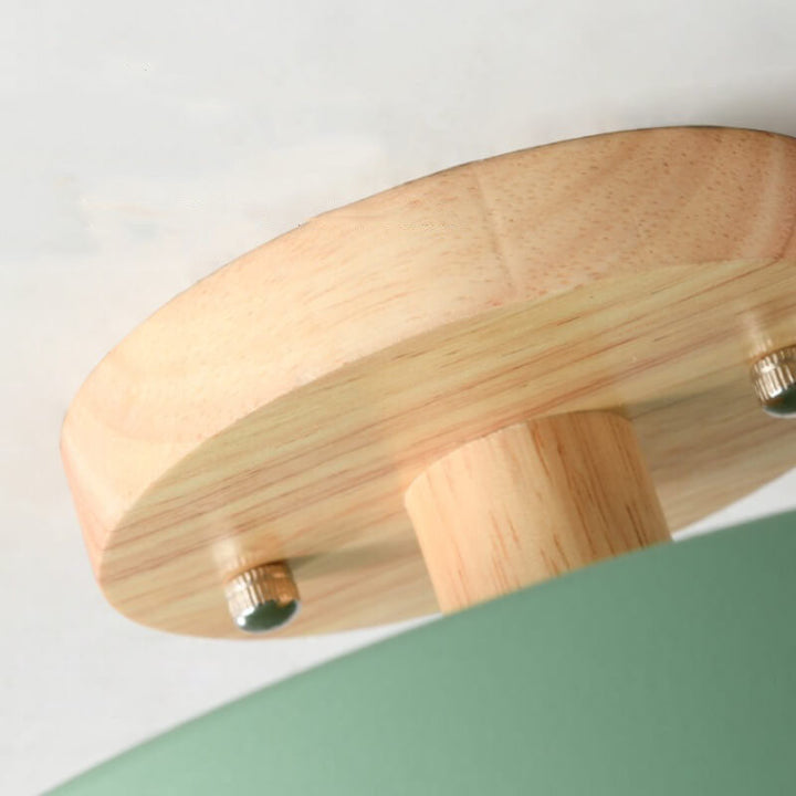 Dekorativ rund taklampe med nordisk tømmerdesign. Moderne LED belysning skaper et varmt interiør.