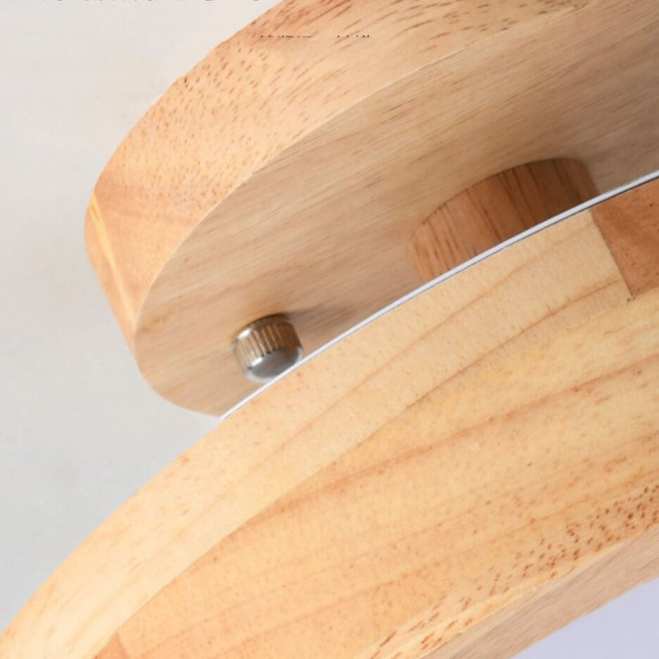 Varm LED taklampe med rund form og nordisk design. Elegant og funksjonell lyskilde for stuen.