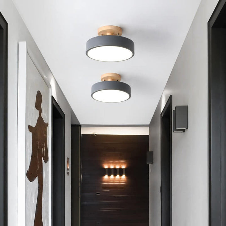 Elegant rund taklampe med nordisk design og integrert LED. Ideell for stuen eller som soveromslampe.