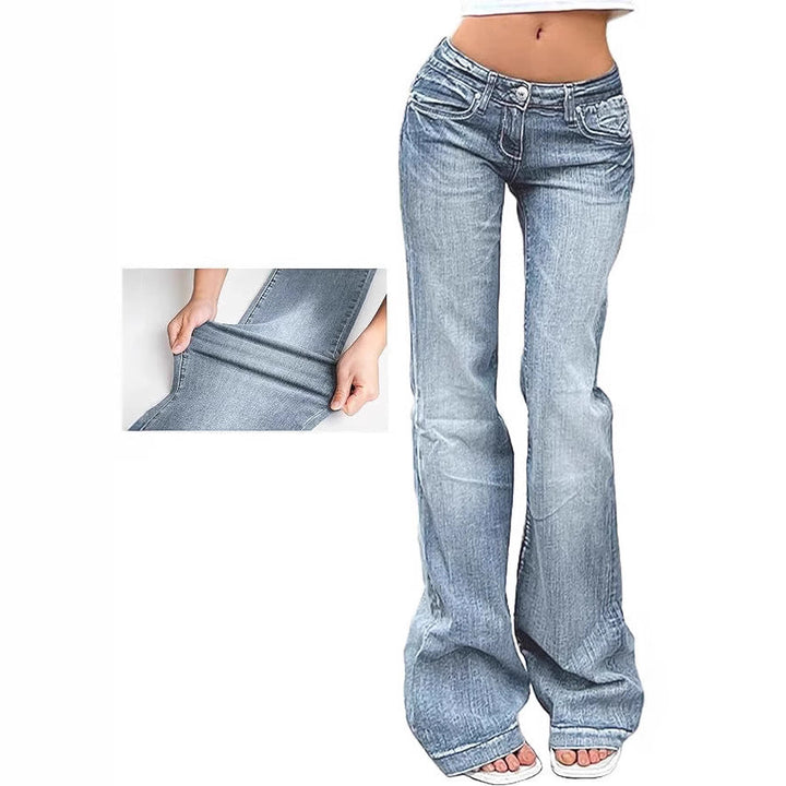 Nærbilde av dame bootcut jeans; mykt, fleksibelt stoff i blått sikrer komfort og god passform for kvinner.
