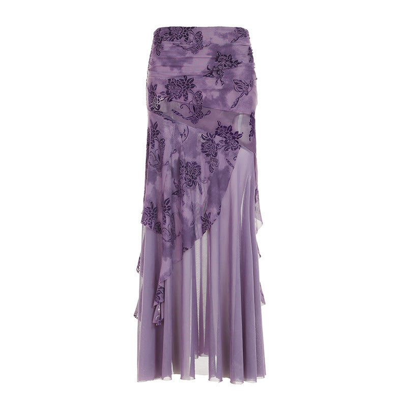 Elegant og luftig asymmetrisk dameskjørt i lilla med delikat blomstermønster for sommer.