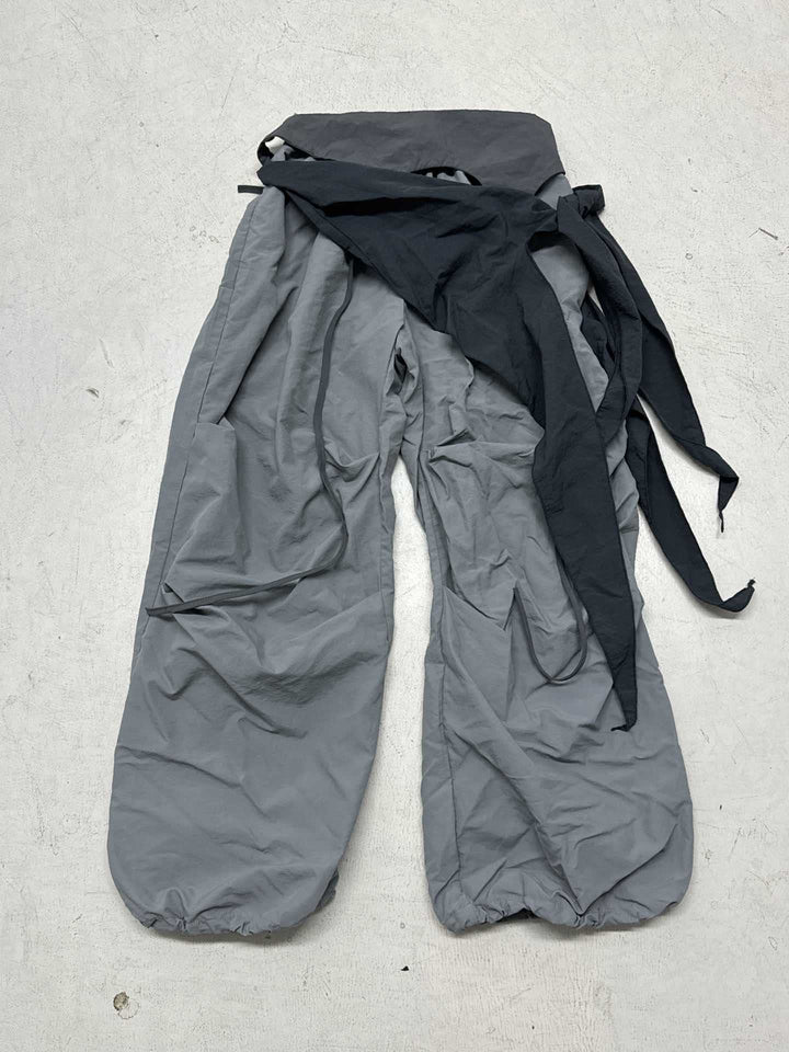 Komfortable vide ben bukser med asymmetrisk design og sidelivsknyting for en chic og avslappet stil.