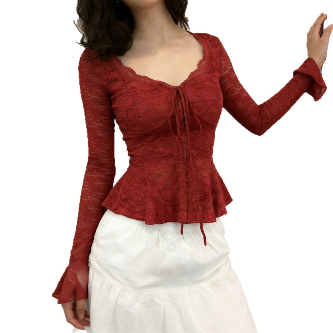 Elegant rød damebluse med vakre volanger og knytehals. Tidløs mote topp for stilbevisste kvinner.