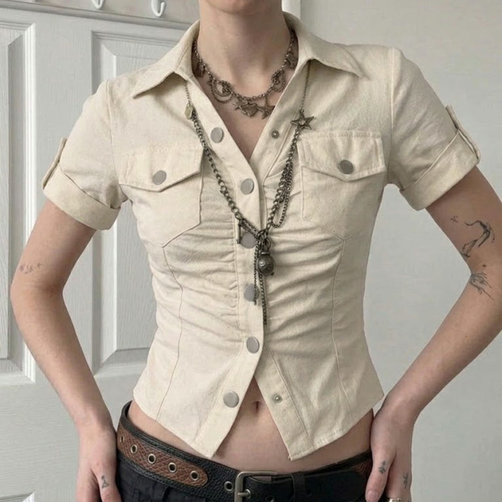 Khaki kortermet dameskjorte med figursydd passform og pynteknapper. Perfekt som stilren dametopp til sommeren.