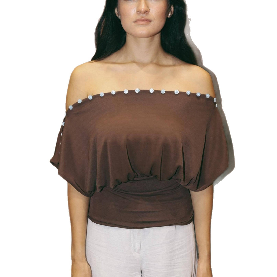 Figurnær brun off-shoulder topp for dame, med elegante knapper. Kan styles til både fest og hverdag.