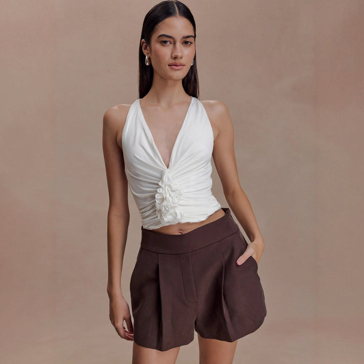 Allsidig hvit topp for dame med V-hals og delikate volangdetaljer. En elegant vår- og sommergarderobe must-have.