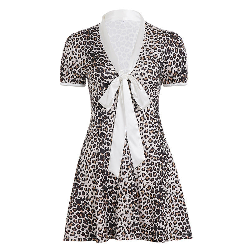 Luksuriøs dame morgenkåpe i grått og brunt dyreprint. Komfortabel og elegant kimono nattkjole.