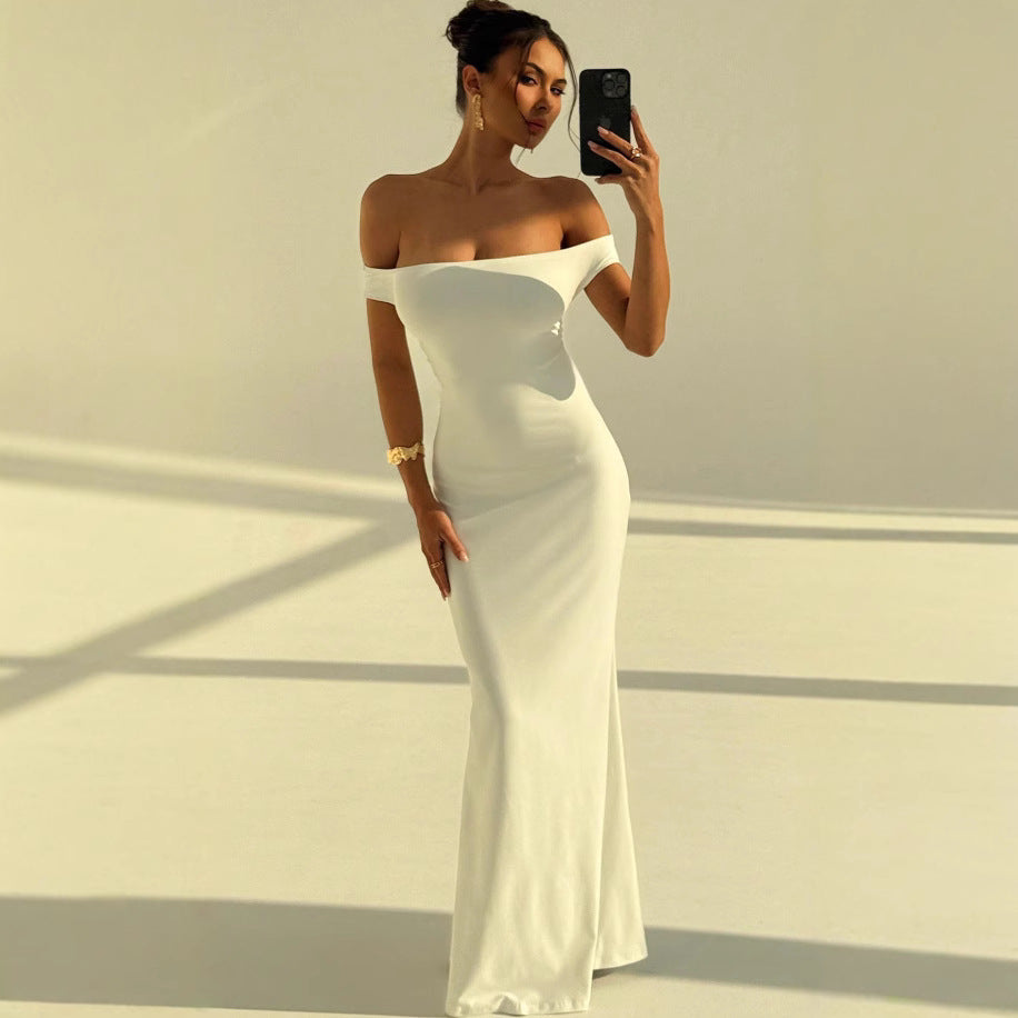 Elegant off-shoulder maxikjole for damer i figurnær passform, perfekt for fest og selskap.