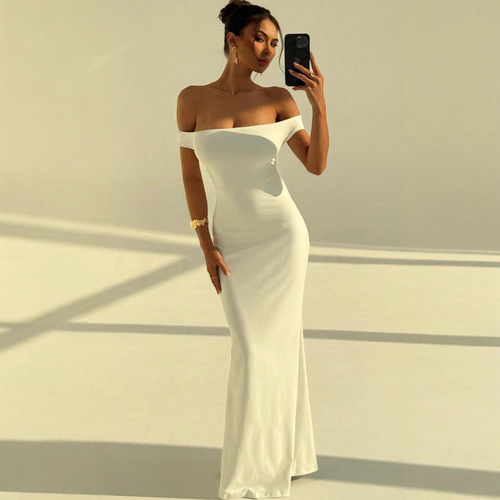 Elegant off-shoulder maxikjole for damer i figurnær passform, perfekt for fest og selskap.