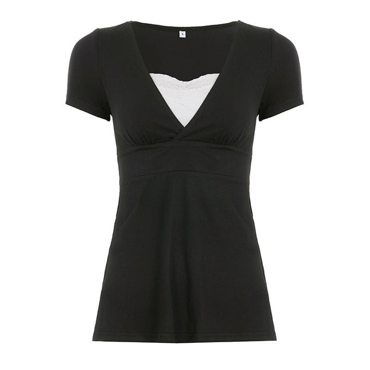 Modell viser elegant hvit V-hals bluse med volangermer og elastisk midje. Komfortabel sommermote.
