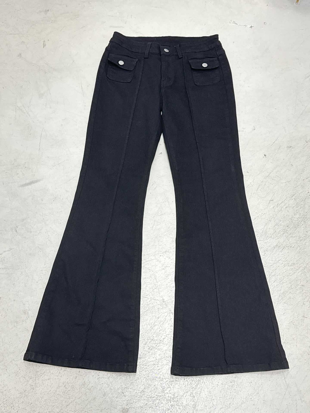 Motebevisste damejeans: Høy midje, utsvingte ben og praktiske lommer for en trendy stil.