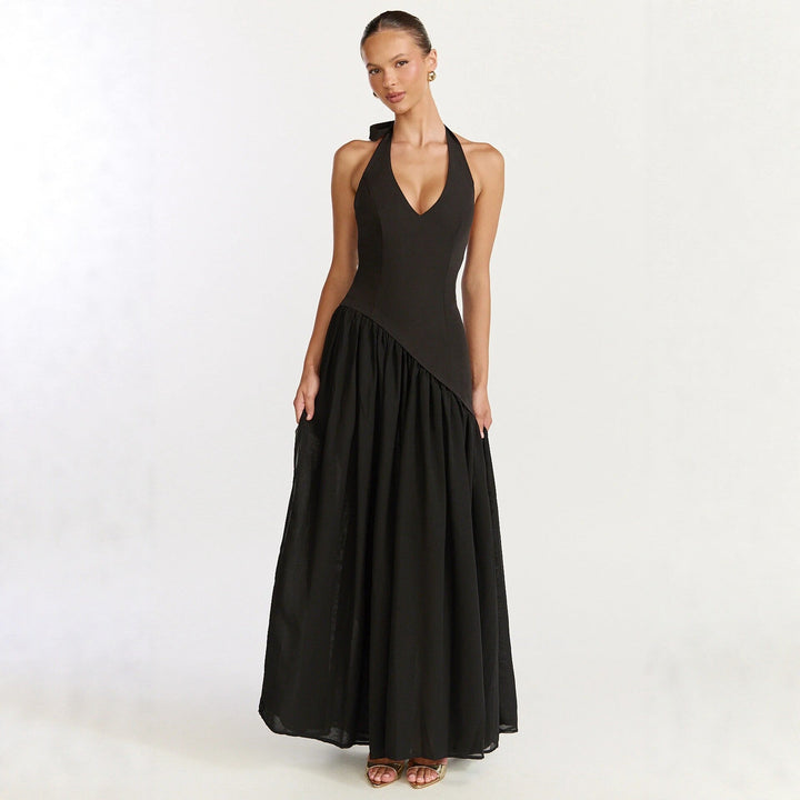 Moderne dame maxikjole, perfekt som sommer- eller aftenkjole. Elegant V-hals og unikt asymmetrisk skjørt.