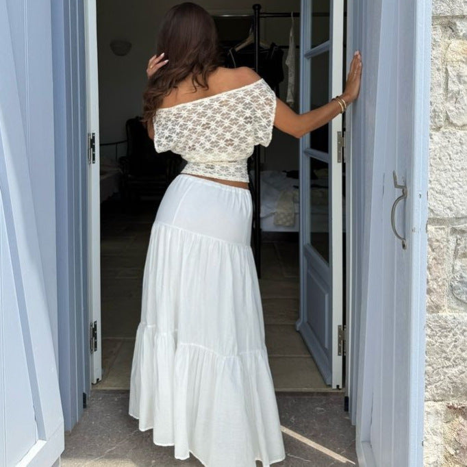 Hvit off-shoulder topp for damer med delikat blomsterdesign. Ideell for fritid og fest.