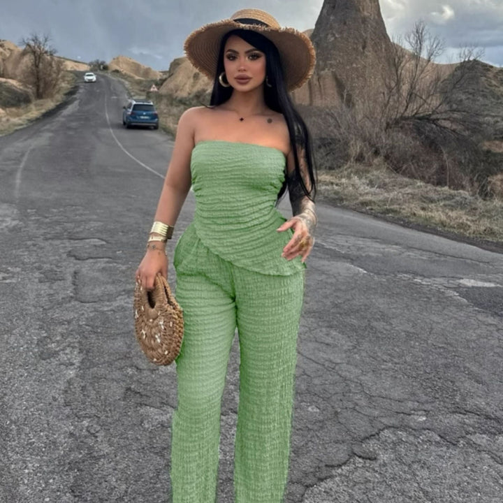 Stilig blå off-shoulder jumpsuit med asymmetrisk kant, et elegant valg for kveldsantrekk.