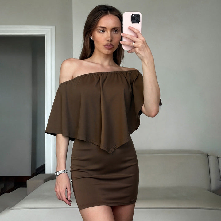 Moteriktig brun voluminøs minikjole for dame, med off-shoulder design. Chic festkjole eller stilig fritidskjole.