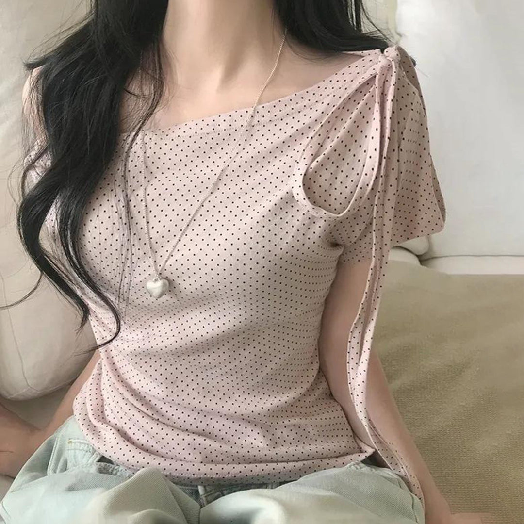 Stilig rosa dametopp med asymmetrisk snitt og elegant dekorativ halslinje for moderne kvinner.