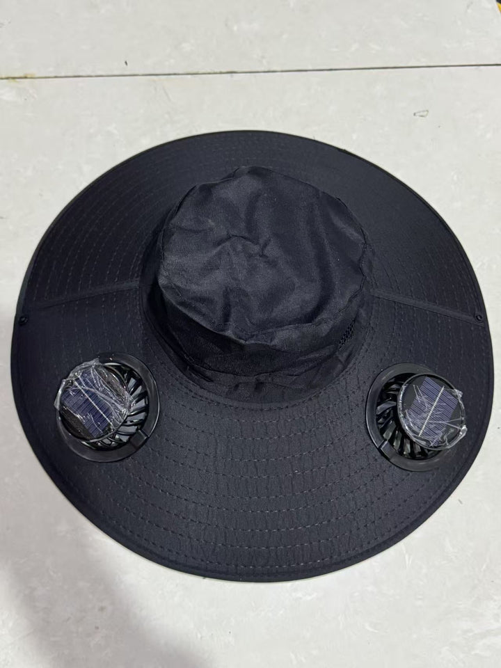 Solhatt med vifter og UV-filter, essensiell for utendørsarbeid og sport under intens sol.