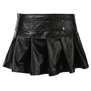 Elegant og edgy miniskjørt med volanger og nagledetaljer. Svart dame skjørt, perfekt for både fest og mote.