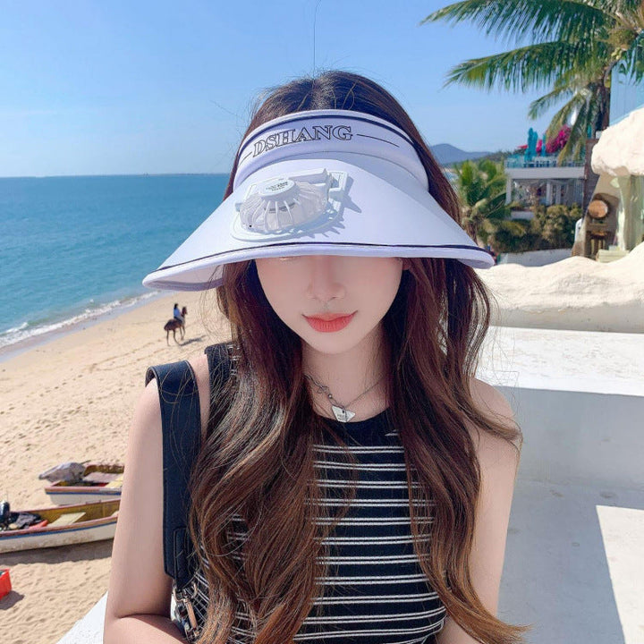 Lettvekts dame solvisir med justerbar vifte, utmerket for UV-beskyttelse og kjøling på varme dager.