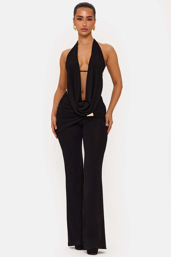 Trendy dame jumpsuit med dyp utringning. Ideell for kveldsantrekk og spesielle anledninger med vide ben.