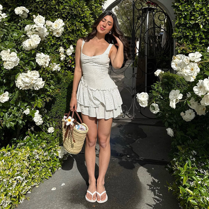 Feminin prikket rysjekjole med justerbare stropper. Elegant sommerkjole for casual eller festlig bruk.