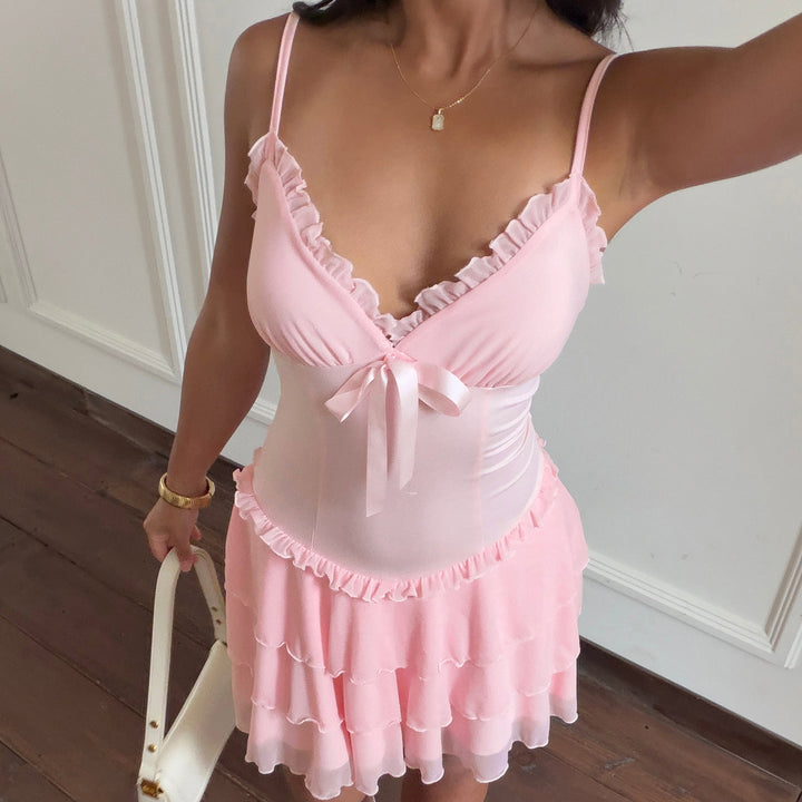 Feminine soveplagg: Rosa nattskjorte med volanger og sløyfedetaljer, lett og luftig for sommernetter.