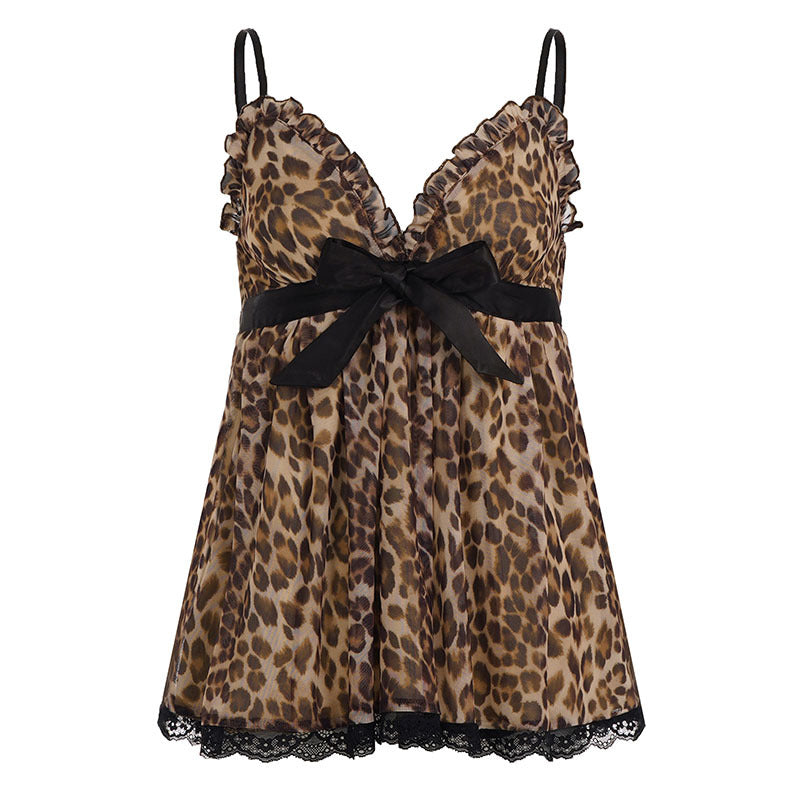 Lett og luftig leopard nattkjole for kvinner, dekorert med sorte blonder. Ideell som komfortabelt natttøy.