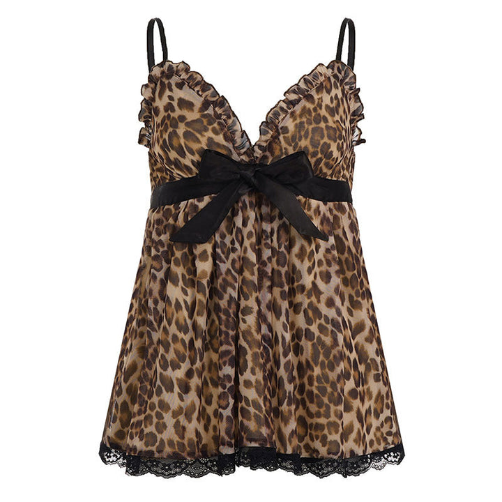 Lett og luftig leopard nattkjole for kvinner, dekorert med sorte blonder. Ideell som komfortabelt natttøy.