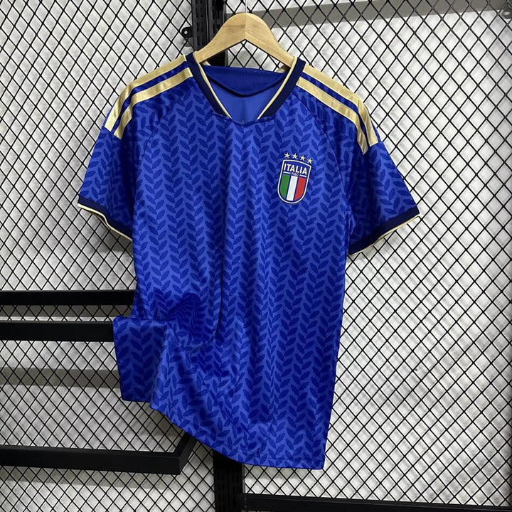 Italia landslagsdrakt 2026 for herrer. Blå fotballdrakt med klubbemblem for stolte supportere.