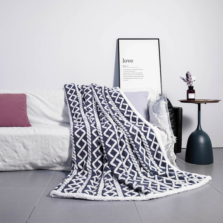 Mykt boho kosepledd i beige, perfekt for avslapning og stilfull interiørdekor i stue eller soverom.