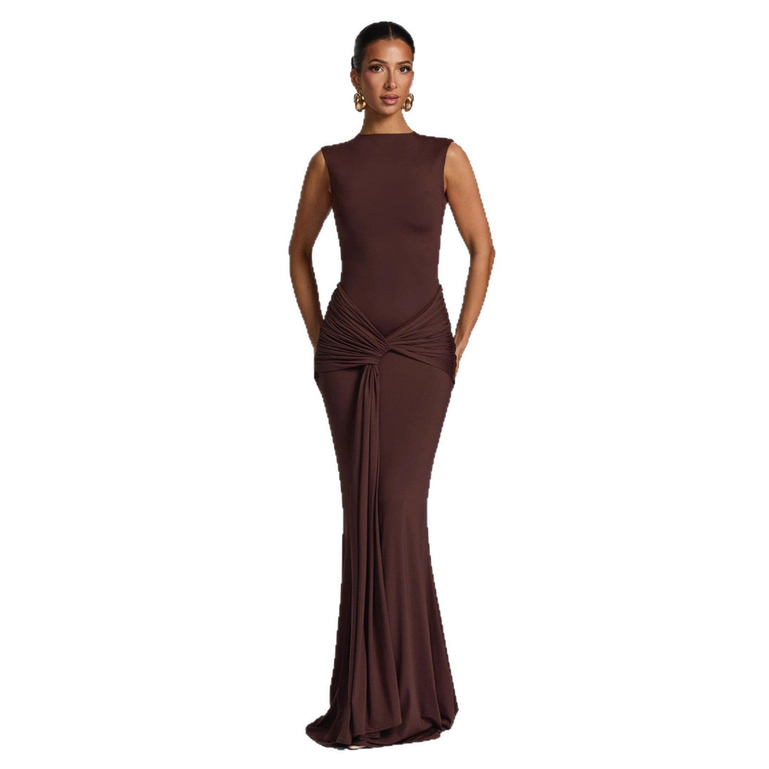 Brun elegant dame maxikjole med drapering, perfekt som selskapskjole eller kveldsantrekk.
