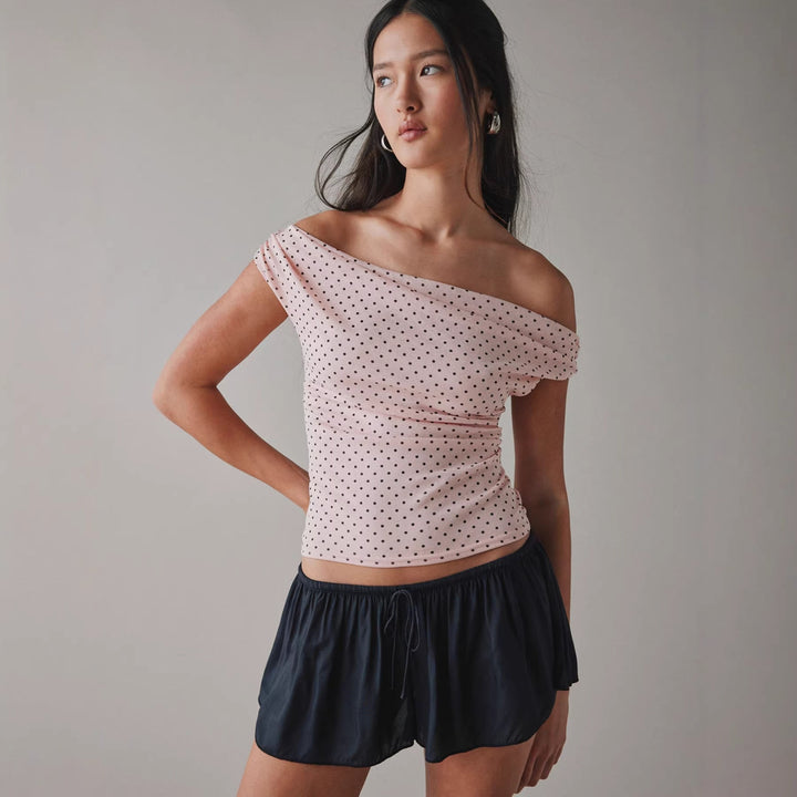 Rosa off-shoulder overdel med figursydd passform. Elegant dame topp for sommer, fest og hverdag.