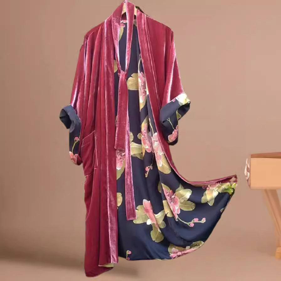 Damekimono i luksuriøst design med silkefôr. Flerfarget blomstermønster. Ideell som elegant morgenkåpe.