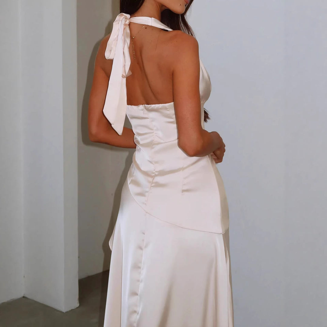 Damekjole med halterneck, elegant asymmetrisk design. Ideell som cocktailkjole eller sommerfestantrekk.