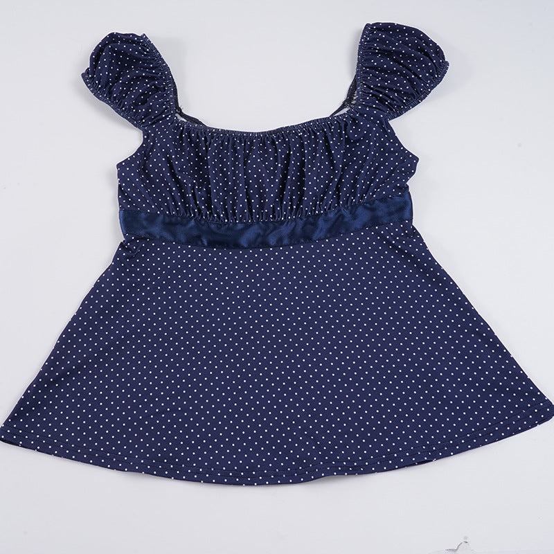 Komfortabel prikket sommertopp for kvinner. Elegant volangbluse med korte ermer, perfekt for enhver anledning.