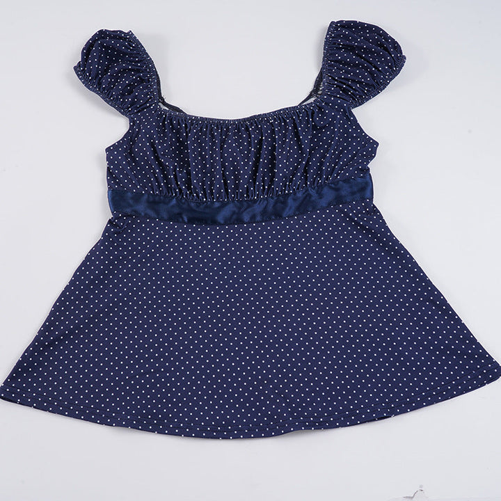 Komfortabel prikket sommertopp for kvinner. Elegant volangbluse med korte ermer, perfekt for enhver anledning.