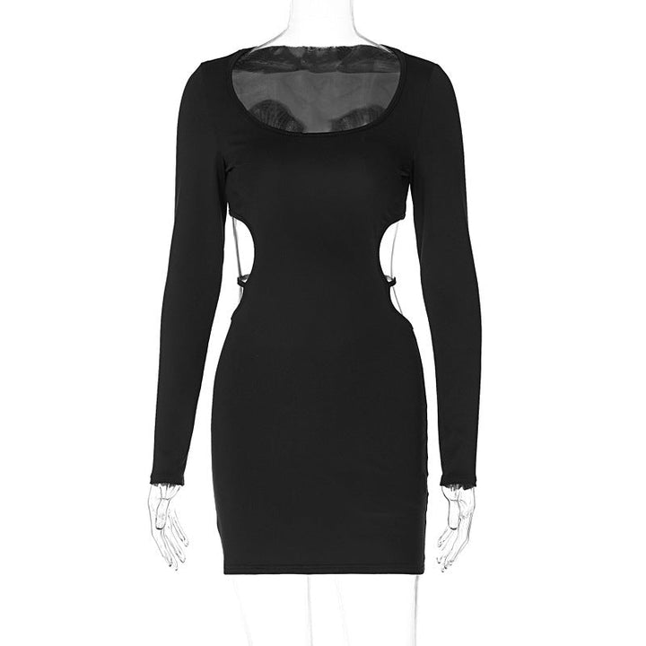 Damemote: elegant svart langermet minikjole med figursydd snitt og unike cut-out detaljer.