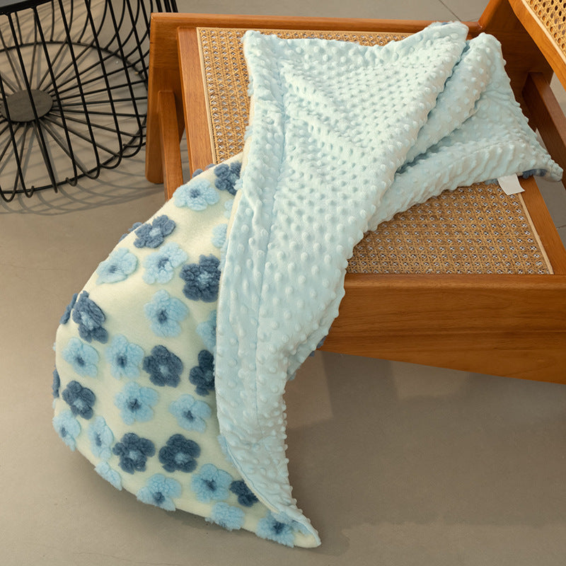 Mykt mikrofiberpledd med elegant jacquard blomsterdesign for koselig stueinteriør. Dekorativt damepledd.