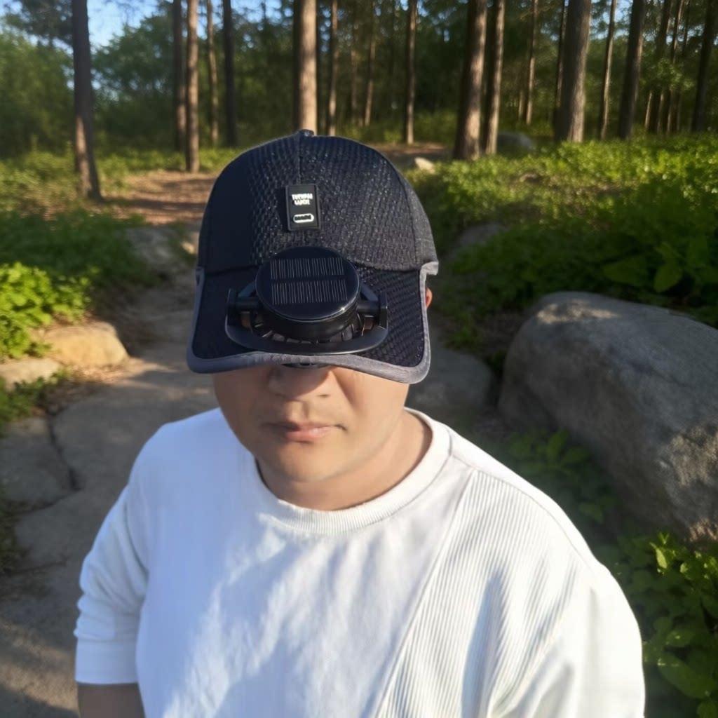 Grå solcelle baseballcap med avtakbar vifte. Ideell lue for sommer, hagearbeid og utendørssport.
