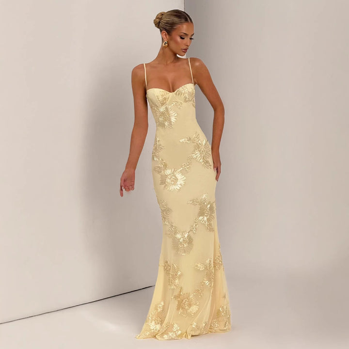 Figursydd lang kveldsrobe med delikat blomstermønster for damer, ideell for spesielle anledninger.