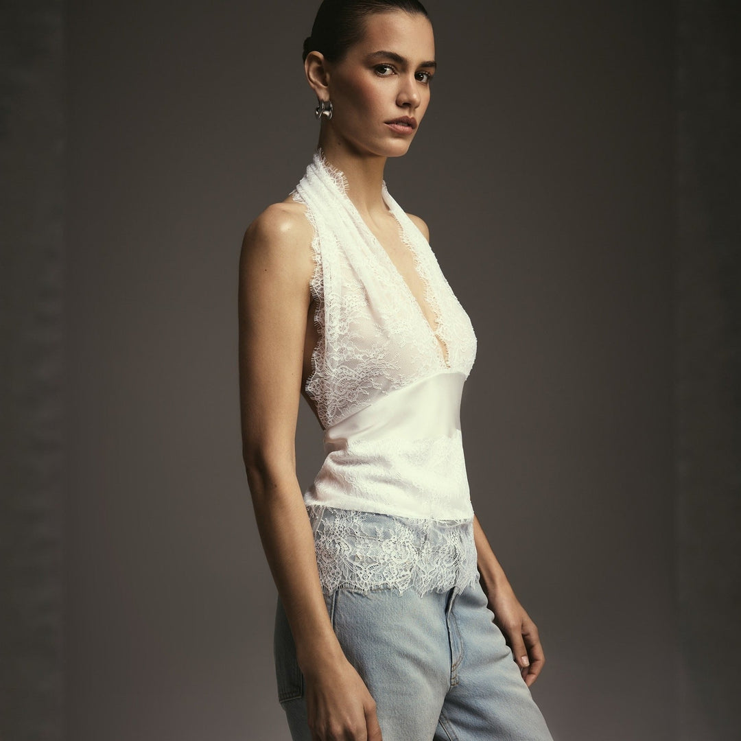 Sommerlig festtopp for kvinner med elegante blonder og en dyp V-hals for stilfull look.