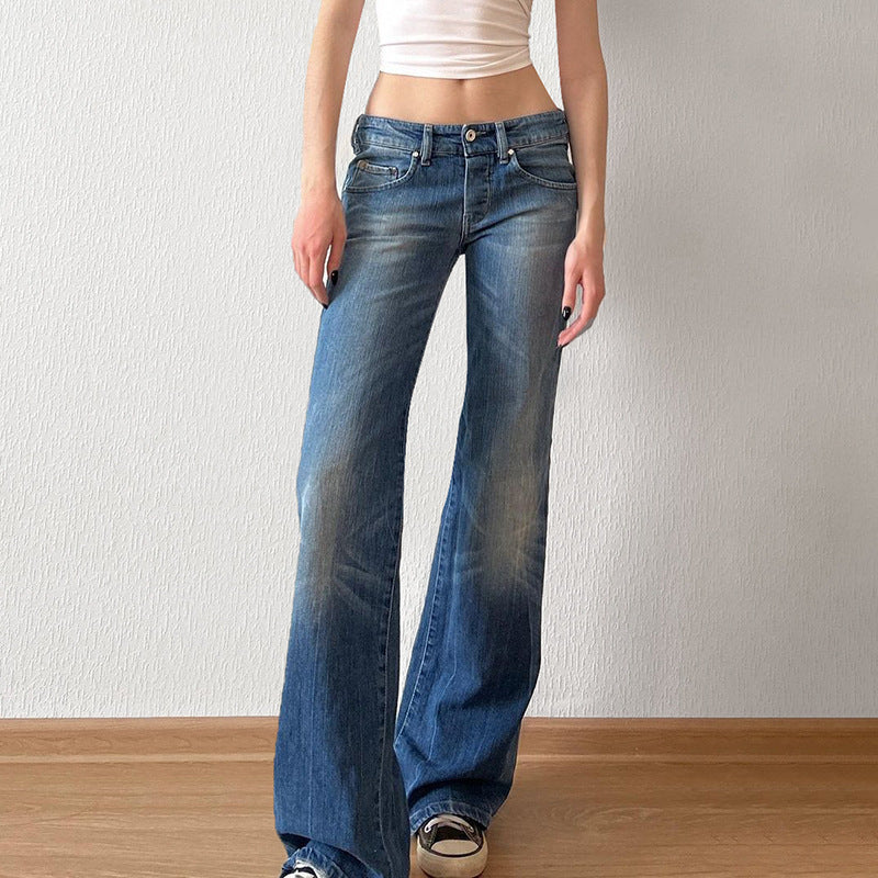 Blå flared damejeans med høy midje og trendy distressed detaljer. Stilig denim for vår/sommer.