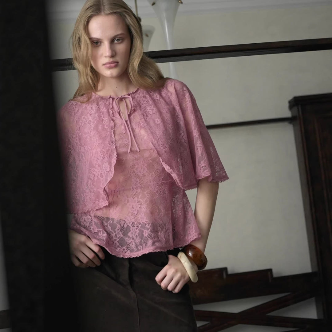 Romantisk rosa damebluse med elegant sløyfe i halsen og trendy vide ermer. Stilfull festtopp.