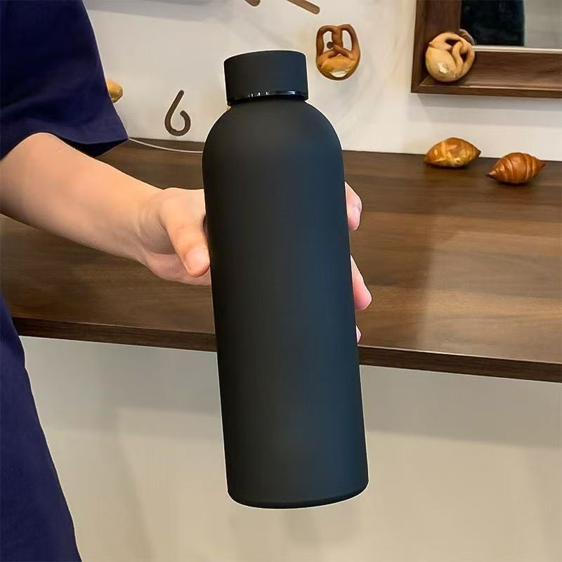 Elegant rød isolert vannflaske for kvinner, 500 ml. Stilfull termoflaske med mulige blomstermønstre.