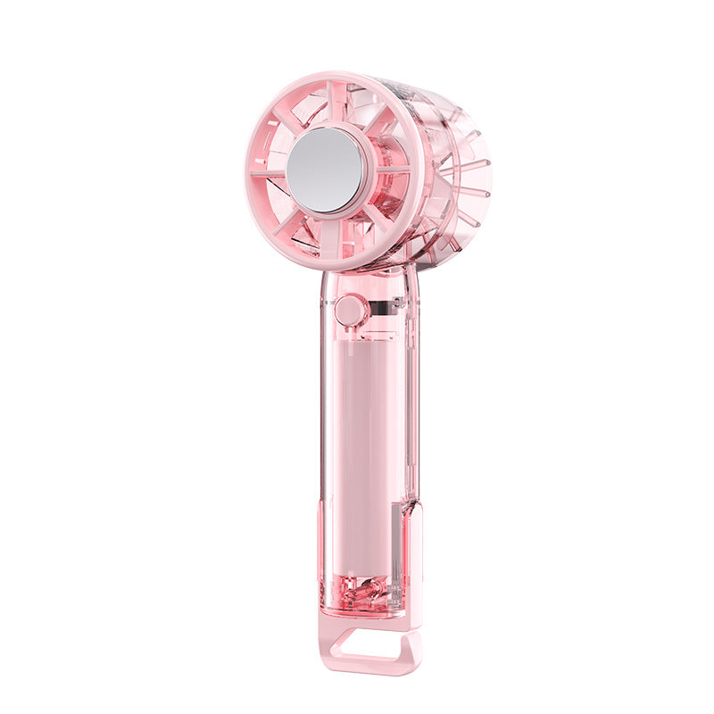 Dame holder en ergonomisk håndholdt vifte i rosa, perfekt for umiddelbar avkjøling på varme sommerdager.
