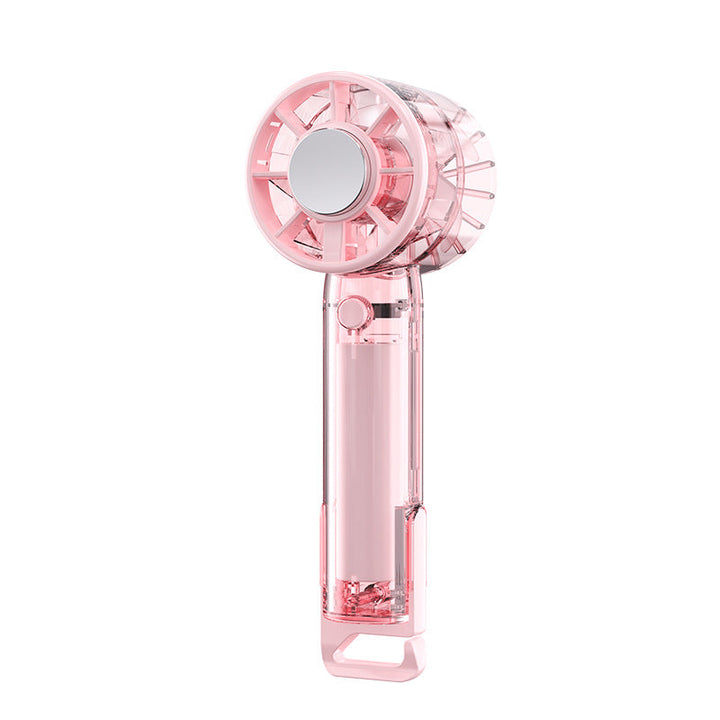 Dame holder en ergonomisk håndholdt vifte i rosa, perfekt for umiddelbar avkjøling på varme sommerdager.