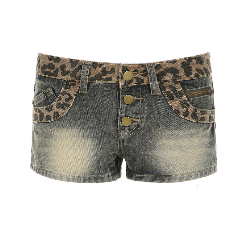 Stilig leopard jeansshorts for kvinner med elastisk midje og dekorativt rynket belte. Ideell for solrike dager.