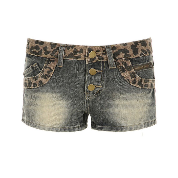 Stilig leopard jeansshorts for kvinner med elastisk midje og dekorativt rynket belte. Ideell for solrike dager.
