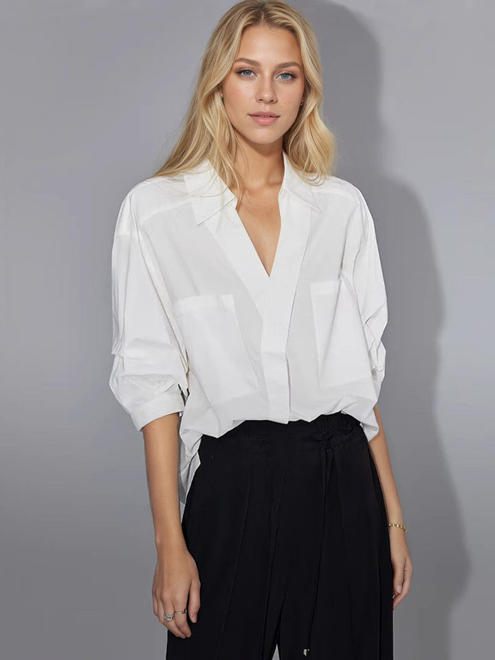 Elegant oversized damebluse i hvit med løs passform og skjult knappliste, en klassisk skjorte for kvinner.