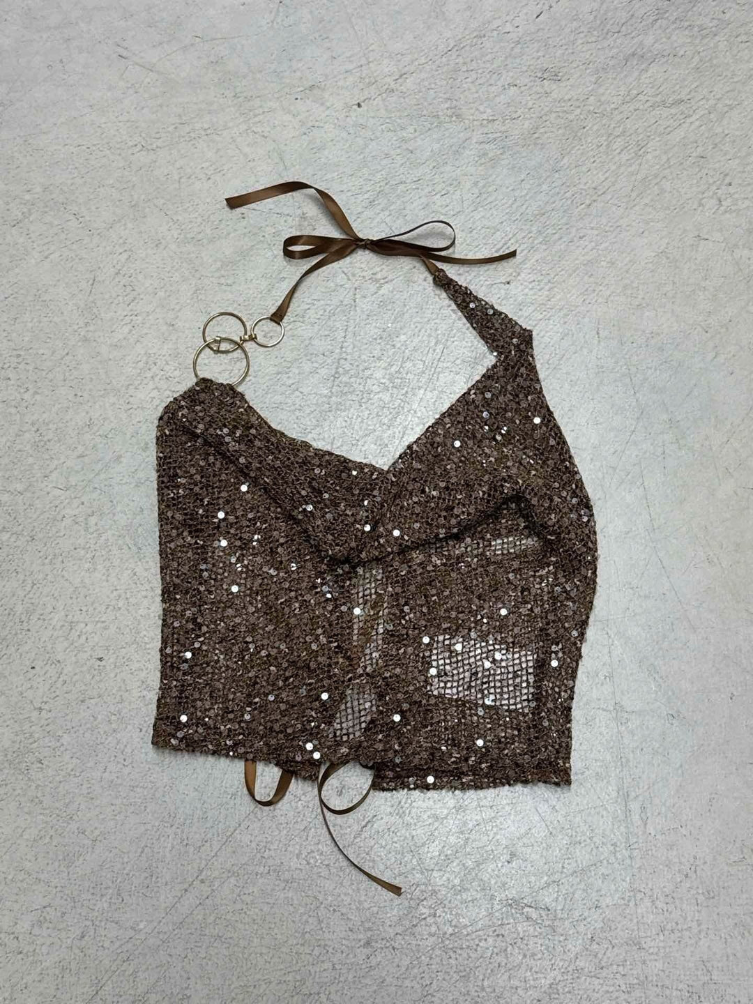 Moteriktig glitrende topp for dame, en spisset modell som passer til både vår- og sommermote.